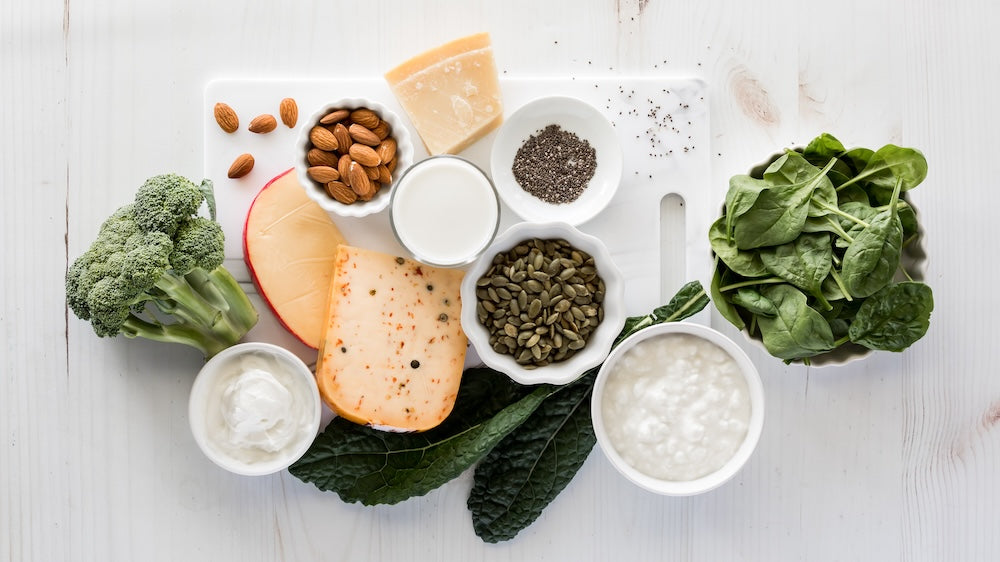 Wapń w diecie kobiet – jak zadbać o mocne kości w okresie okołomenopauzalnym?