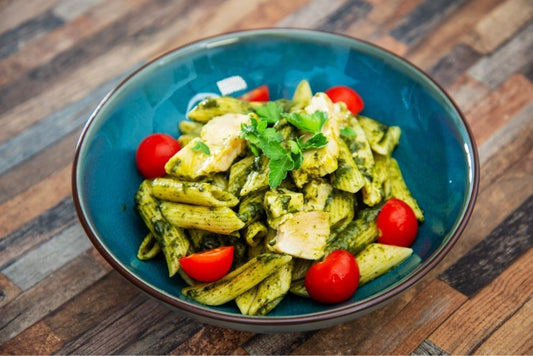 Makaron z kurczakiem, pesto i pomidorkami