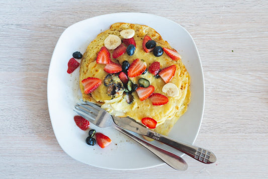 Omlet biszkoptowy z białkiem i owocami