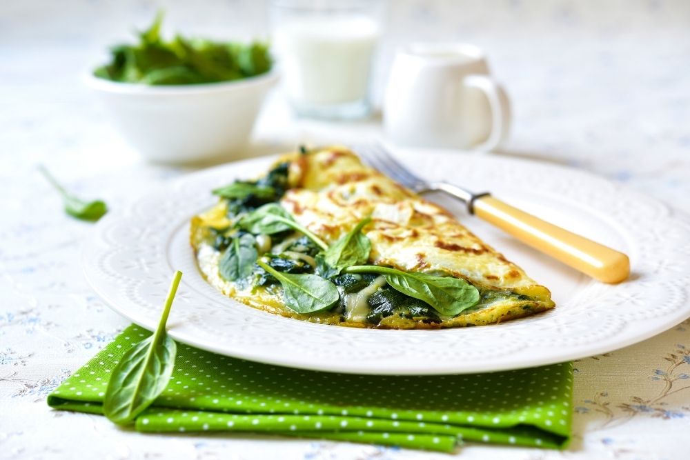 Omlet białkowy ze szpinakiem i fetą