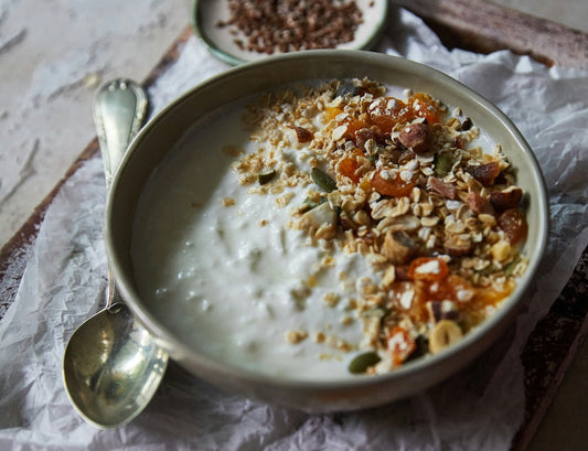 Wysokobiałkowy deser jogurtowy z suszonymi owocami i migdałami