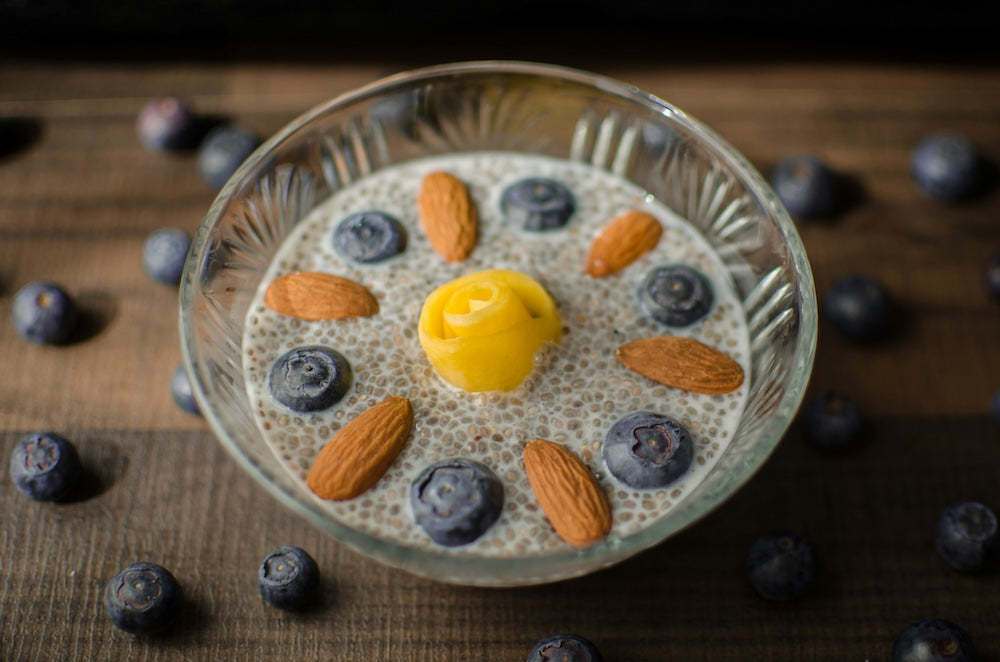 Proteinowy pudding chia o smaku piña colada z borówkami